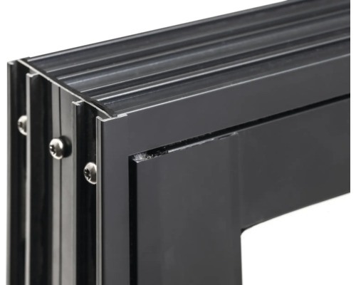 Detaljbild av en fönsterram i aluminium