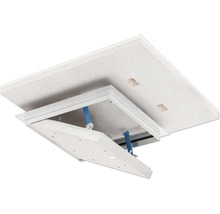 Öppnad inspektionslucka för tak