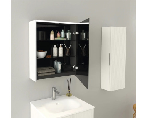 Badrum med öppet spegelskåp, handfat och hängande skåp för en ljus och organiserad atmosfär.