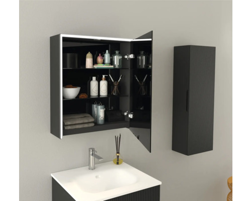 Badrum med handfat, spegelskåp och hängande skåp