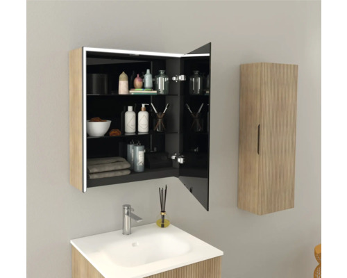 Badrum med öppet spegelskåp, handfat och hängande skåp