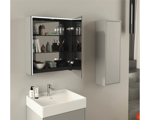 Badrum med tvättställsskåp, tvättställ, spegelskåp och högskåp