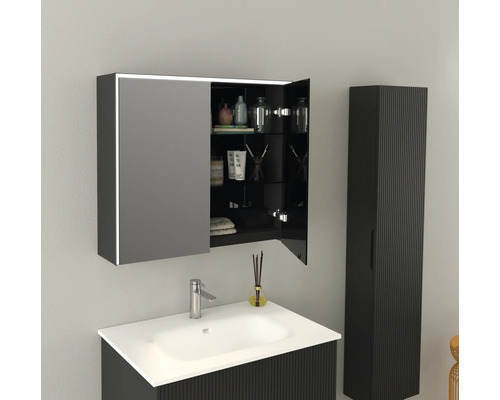 Badrum med tvättställsskåp, spegelskåp och högskåp