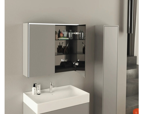 Badrum med handfat, spegelskåp och högskåp