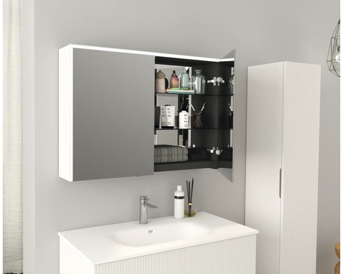 Badrumsscen med handfat, spegelskåp och högskåp för en organiserad atmosfär