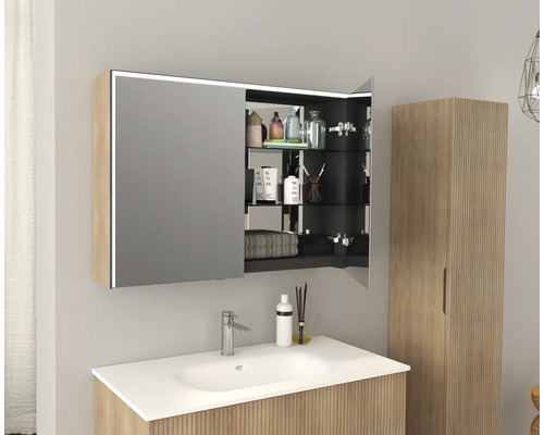 Badrum med handfat, spegelskåp och högskåp