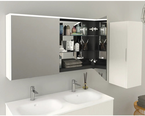 Badrum med handfat, spegel och skåp