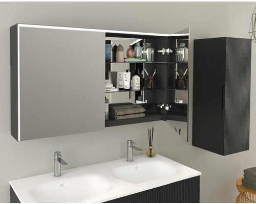 Badrum med dubbla handfat, spegelskåp med belysning och vägghängd skåp