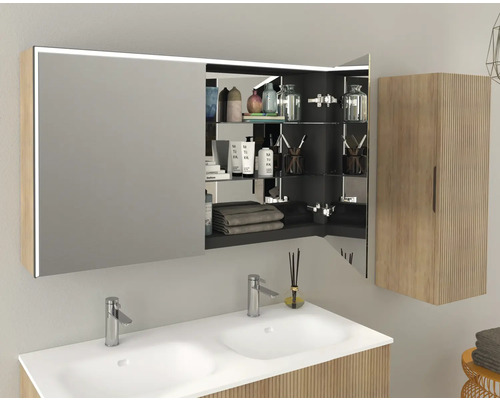 Badrum med dubbla handfat, spegelskåp och högskåp i trälook