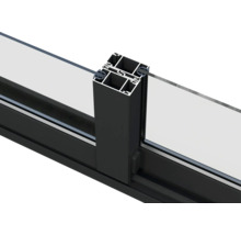 Detaljvy av en fönsterramkonstruktion av aluminium och glas