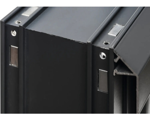 Detaljvy av en svart aluminiumprofil med magneter och skruvhål