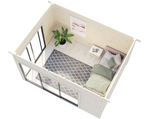 Interiör av ett trädgårdshus i trä med säng, matta och växt