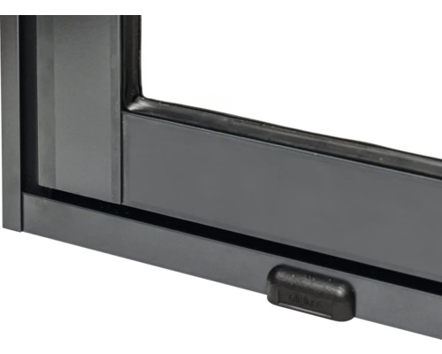 Detaljvy av ett svart fönster med fönsterhandtag