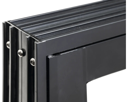 Detaljvy av en svart aluminiumfönsterram med skruvar