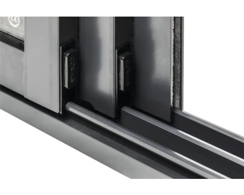 Detalj av skjutdörr med tätning och lås