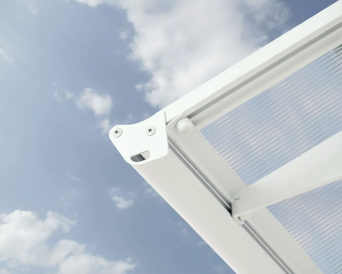 Detaljvy av ett terrassak med transparenta skivor och vit ram mot en blå himmel