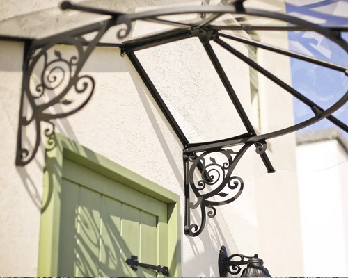 Tak med metallram och ornament ovanför en dörr