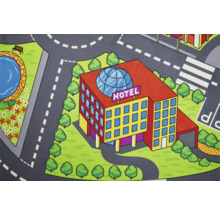 Lekmatta med stadsmotiv, inklusive hotell, park och vägar