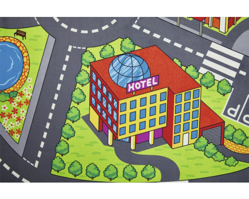 Lekmatta med stadsmotiv, inklusive hotell, park och vägar