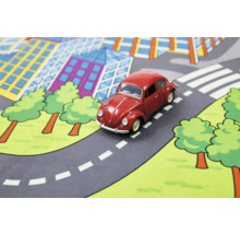 Lekmatta med stadsmotiv och röd leksaksbil