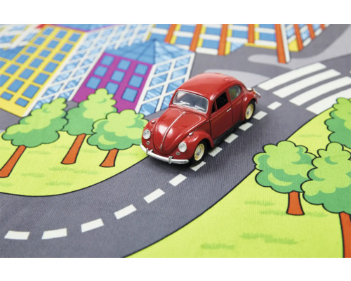 Lekmatta med stadsmotiv och röd leksaksbil