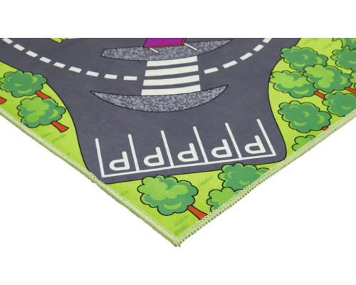 Lekmatta med gatumönster, parkeringsplatser och träd.