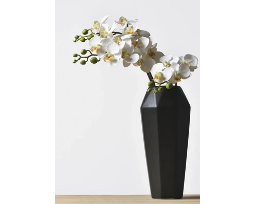 Konstgjord orkidé i en vas som dekoration.
