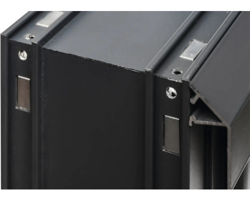 Detaljvy av en svart aluminiumram med fästhål och magneter