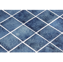 Närbild av blå mosaikplattor med marmorering