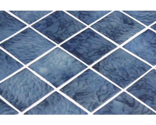 Närbild av blå mosaikplattor med marmorering