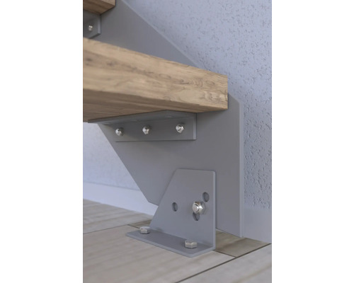 Detaljvy av trappfäste med trätsteg och metallelement för säker väggmontering.