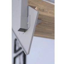 Detaljvy av en smal radiator monterad på en träplatta