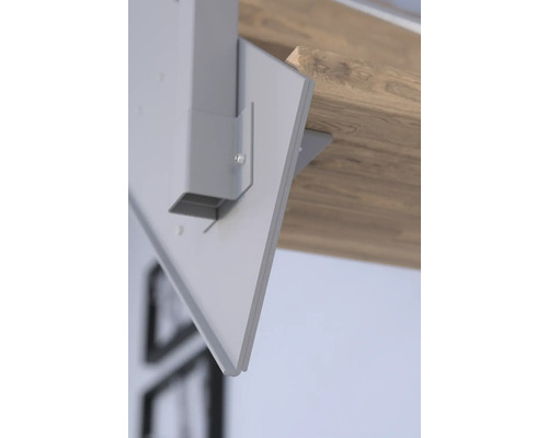 Detaljvy av en smal radiator monterad på en träplatta