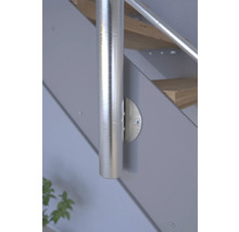 Detalj av en trappa med metallräckesstolpe.