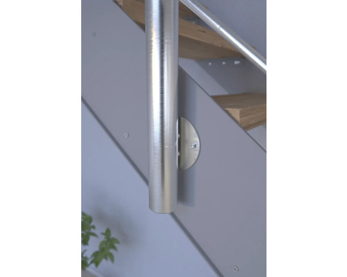 Detalj av en trappa med metallräckesstolpe.