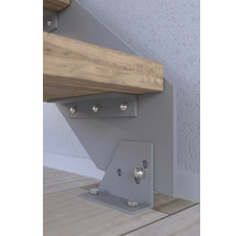 Detaljvy av trappfäste med bultar och trästeg