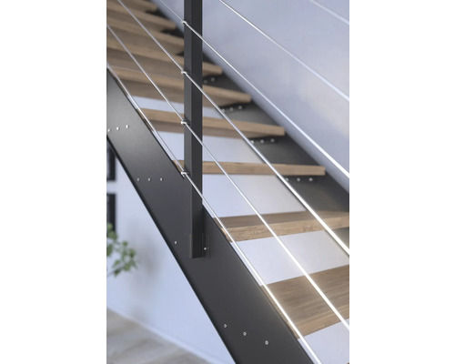 Närbild av en trappa med trätsteg och en räcke av metall och stålvajrar