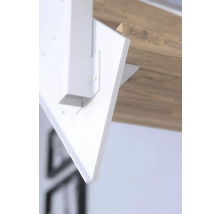 Detaljvy av en vit trähylla som fästs på en vägg