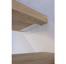 Hylla med hyllkonsol monterad på väggen