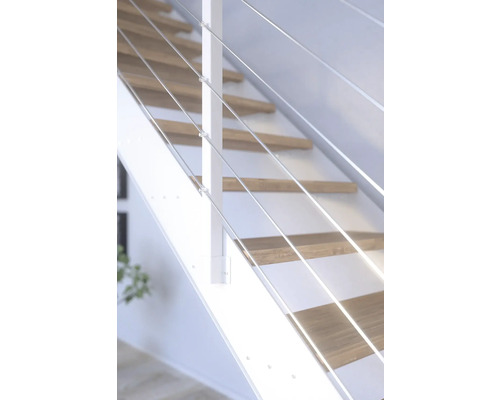 Trappa med handledare av rostfri stålvajer och trätrappsteg