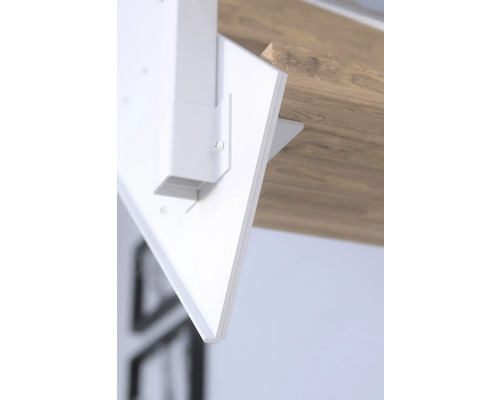 Detaljvy av ett vitt metallhyllfäste under en hylla