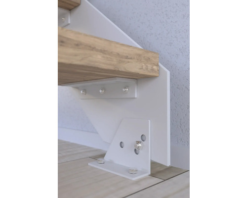 Detaljbild av en trappfäste med metallelement