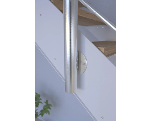 Detalj av en trappa med metallräcke