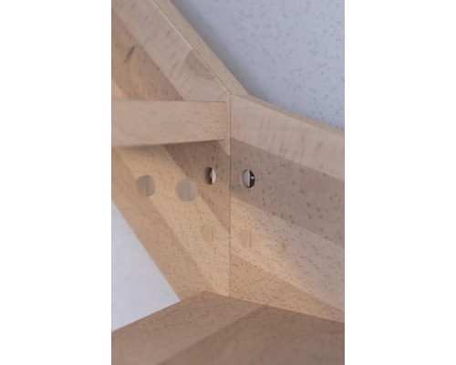 Detaljvy av en träkonstruktion med hål