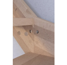 Detaljbild av en träram med hål för skruvar eller andra fästelement.