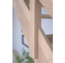 Detalj av en trätrappa med trästolpar