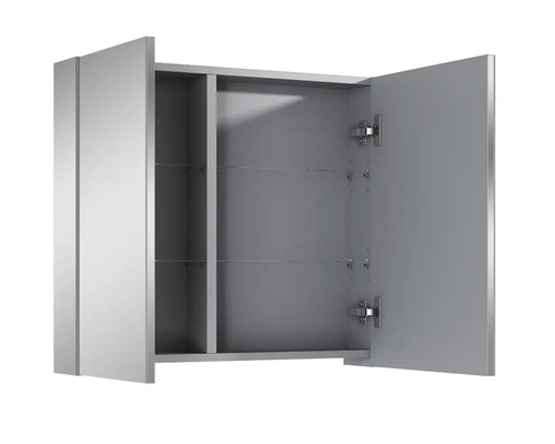 Öppet spegelskåp med glashyllor