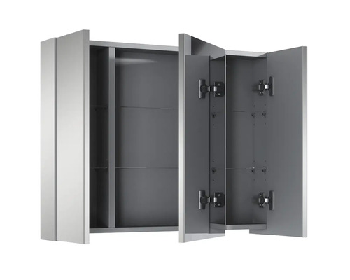 Öppet spegelskåp med tre dörrar och hyllor