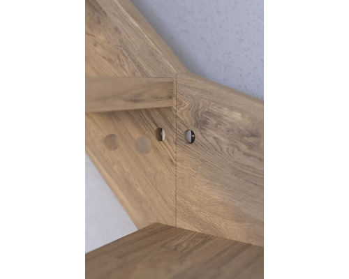 Detaljvy av en trähylla med borrhål för montering