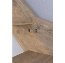 Detaljbild av trätrappa med borrhål för montering